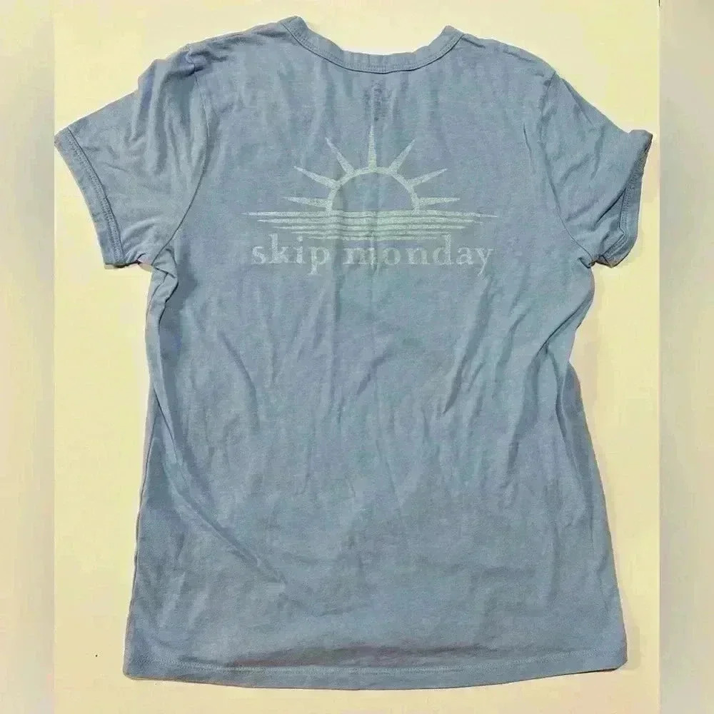 EUC Women’s Vineyard Vine SS Tee, “Skip Monday” Size M Cotton/Polyester Blend - Picture 2 of 2